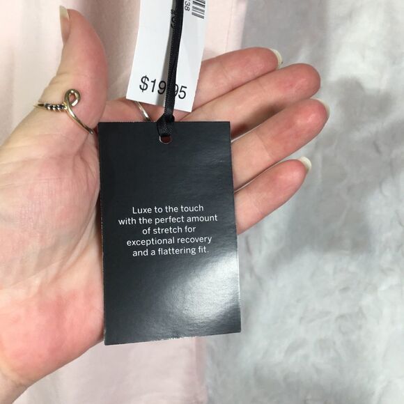 NEW thriving everyday breast cancer awareness short sleeved tee shirt NWT small - Picture 3 of 5